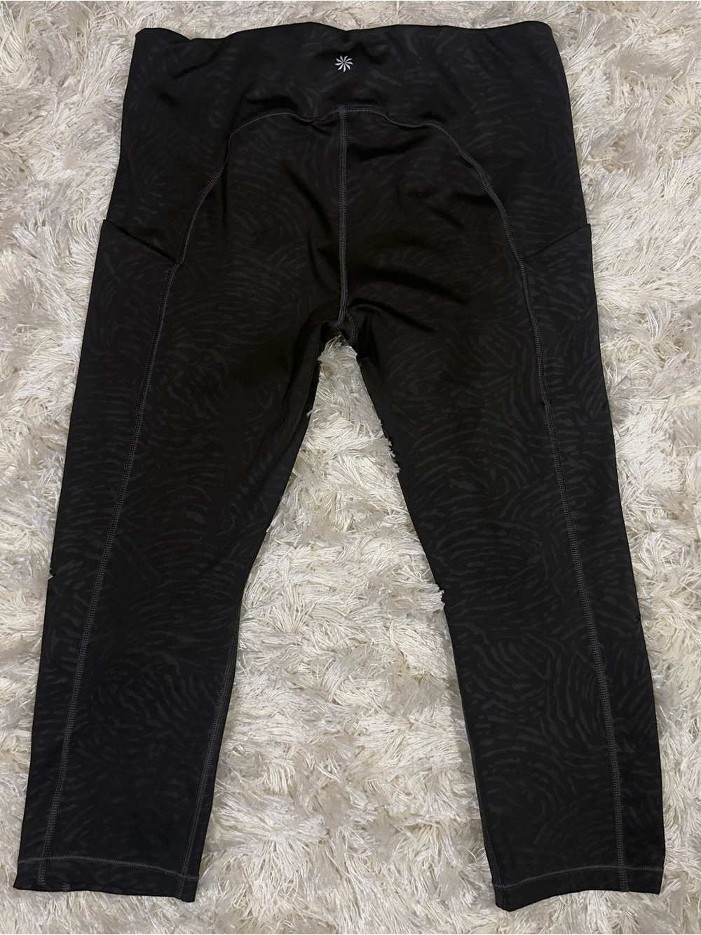Athleta Ultimate Stash Pocket Embossed Capri Leggings Black Tonal Print L
